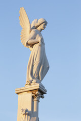 Visita al cementerio al atardecer