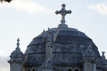 Visita al cementerio al atardecer