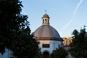 Visita al cementerio al atardecer