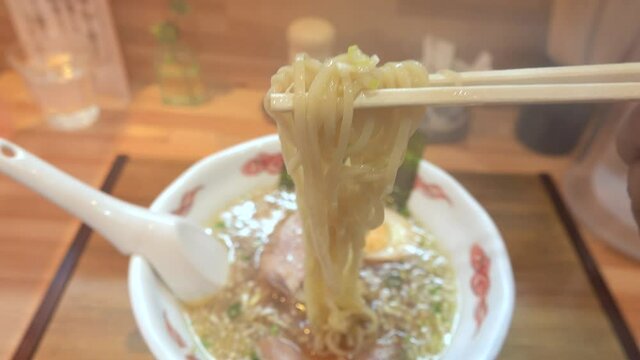 ラーメン　箸仕上げ