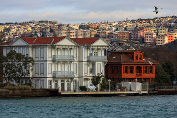 Obraz premium Traditional and modern mansions on the Bosporus Strait waterside