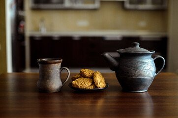 The table on which there is a mug of tea cookies.