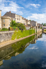 Fototapeta na wymiar Ville de Fontenay-le-Comte traversée par la Vendée 