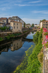 La petite ville de Fontenay-le-Comte traversée par la Vendée 