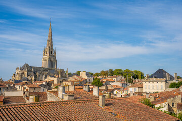 la ville de Fontenay-le-Comte et son Église Notre-Dame, Vendée, France