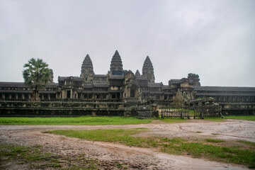 Fototapeta premium Angkor Wat is the largest temple in the world, it rains in the rainy season (Cambodia, 2019)