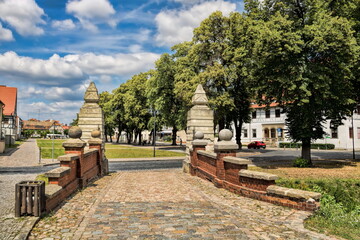 annaburg, deutschland - schlosseingang und marktplatz