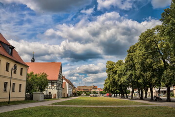 annaburg, deutschland - marktplatz mit baumallee