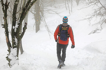 senderista montañero  en la nieve país vasco 4M0A7265-as21