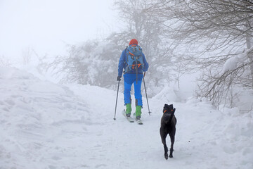 esquiador  esquí de montaña  alpino fuera pista con perro país vasco 4M0A7383-as21