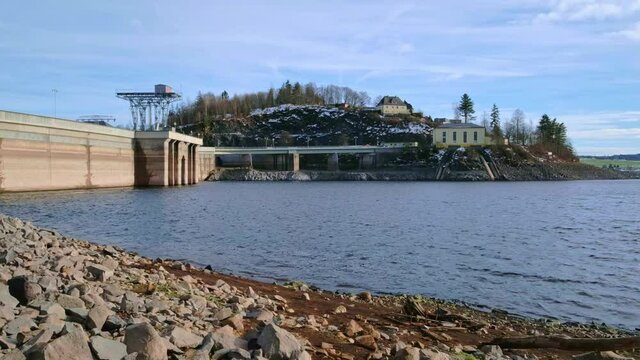 Staumauer Bleilochtalsperre bei Niedrigwasser
