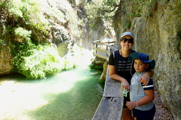 mujer y niño haciendo senderismo en cerrada de elias, cazorla, jaen, andalucia, españa.