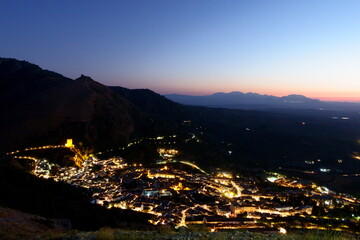 panoramica nocturna del pueblo de cazorla