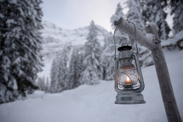 chemin romantique éclairé avec des lanternes - Alpes Suisse 