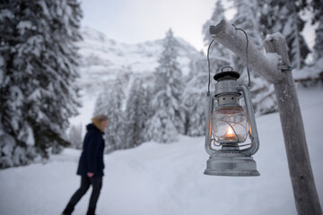 femme en balade sur un chemin romantique éclairé aux lanternes - montagne Alpes © DOMINIQUE MARIOTTI