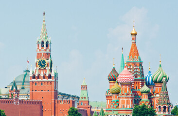 Obraz premium Spasskaya Tower of Moscow Kremlin and the Cathedral of Vasily the Blessed (Saint Basil's Cathedral). Red Square. Summer sunny day. Moscow. Russia