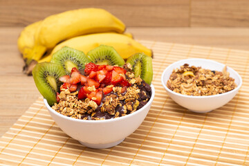 Cup of Soverte Brazileiro Açaí, with Kiwi and granola.