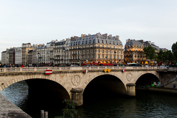 Fototapeta premium puente nuevo y rio Sena, con edificio detras. paris, francia.