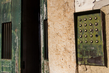 viejo telefonillo junto a puerta, en Lisboa, Portugal. 