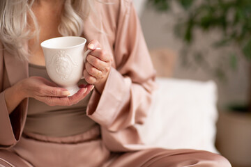 Kaffee cup blond grau haarige  Frau 