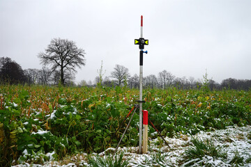 Katastervermessung: Holzpflock und Tachymeter Totalstation bei der Festlegung von...
