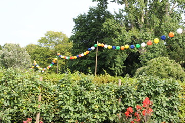 Bunte Lampions an einem Sommertag im Westfalenpark in Dortmund