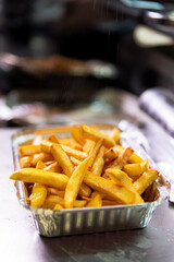bandeja de patatas fritas recién salida de la freidora