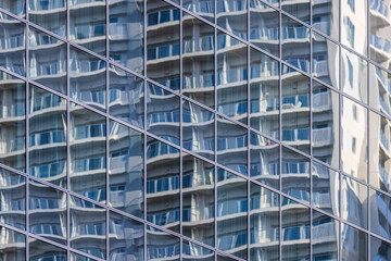 ビルのガラス窓に映るビル