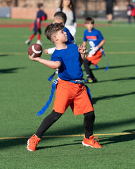 Obraz premium Young boy playing flag football