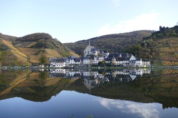 Fototapeta premium Panorama von Beilstein mit Spiegelungen in der Mosel