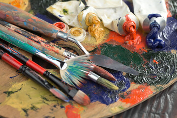 Obraz premium Brushes and paints for painting on an old background.