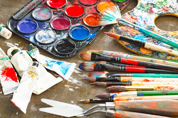 Obraz premium Brushes and paints for painting on an old background.