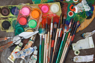 Naklejka premium Multi-colored oil paints squeezed out of a tube onto a white sheet of paper.