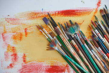 Obraz premium Brushes and paints for painting on an old background.