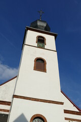 Fototapeta premium Turm der Simultankirche in Brauneberg an der Mosel