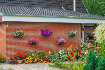 Fototapeta na wymiar Hauswand mit bunten Blumen