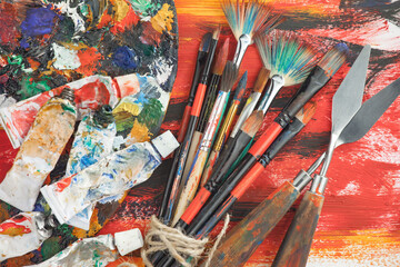 Obraz premium Brushes and paints for painting on an old background.