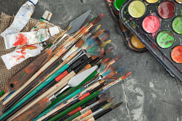 Obraz premium Brushes and paints for painting on an old background.