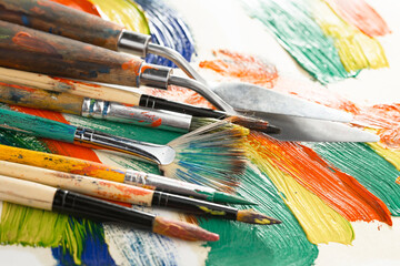 Obraz premium Brushes and paints for painting on an old background.