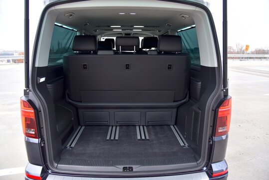 Multivan CL 2.0 TDI 4MOT. Interior - van trunk. 12-01-2020, Prague, Czech Republic.
