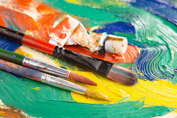 Obraz premium Brushes and paints for painting on an old background.