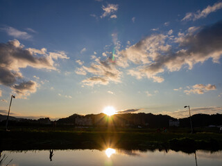 Obraz premium Sunset view of some cityscape with reflection in Xindian District area