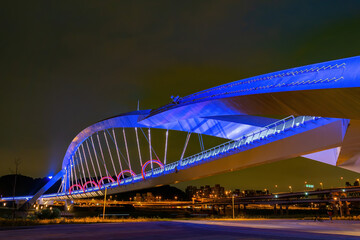 Naklejka premium Night view of the Yangguang Bridge at Xindian District