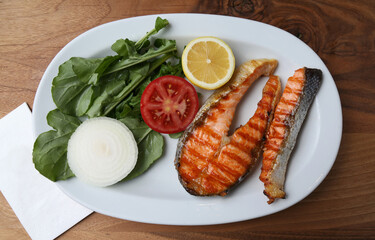 Grilled salmon with rocket and onion