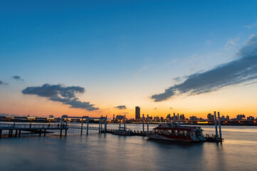 Obraz premium Sunset landscape around the Dadaocheng Wharf area