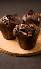 Muffins de chocolate con un envoltorio marrón