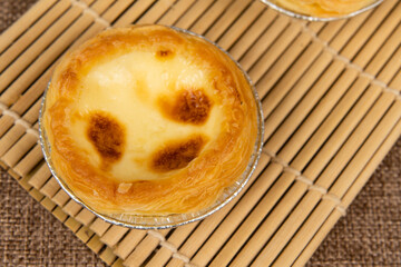 The egg tart is on the linen table