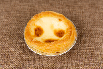 The egg tart is on the linen table