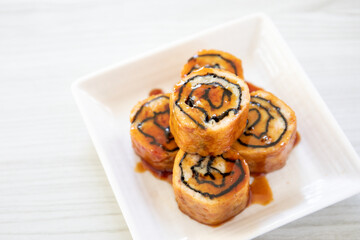 タレがかかった渦巻きのし鶏 