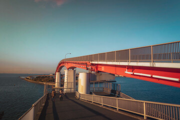 Fototapeta premium 千葉県木更津市にある恋人の聖地、中の島大橋と東京湾が見える風景 